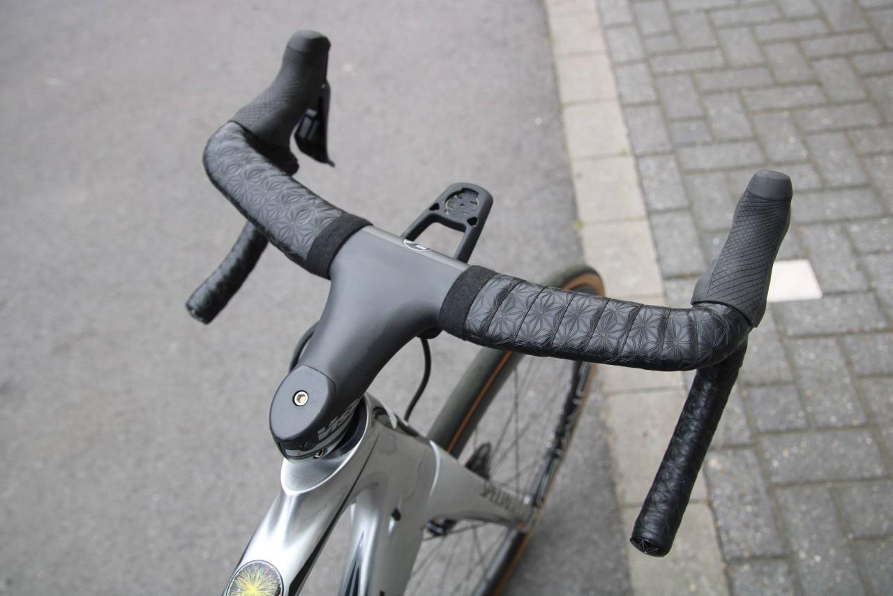 Road bike aero store handlebars